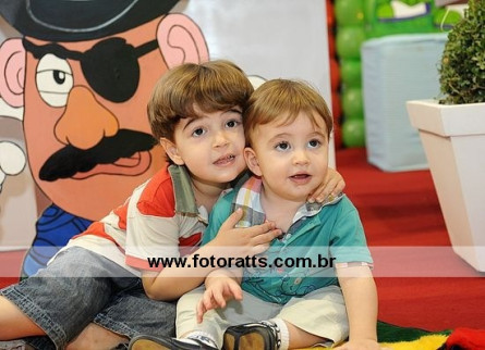 01 Ano Caio e 03 Anos Samuel dia 04/06/2011 na Mercearia Kids e Teens.